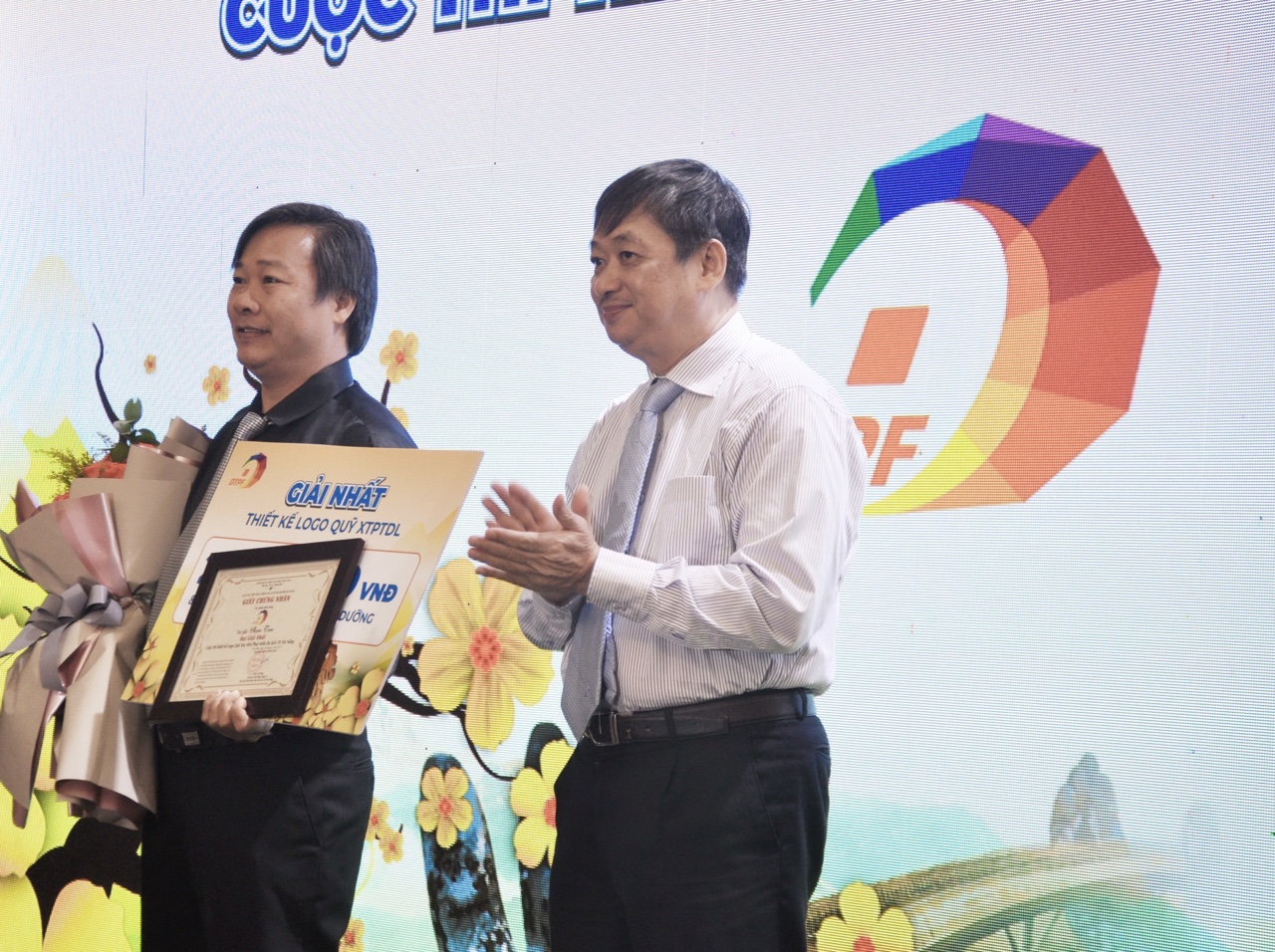 Trao giải thưởng cho tác giả KTS Phạm Tam đoạt giải Nhất logo quỹ XTDL Đà Nẵng